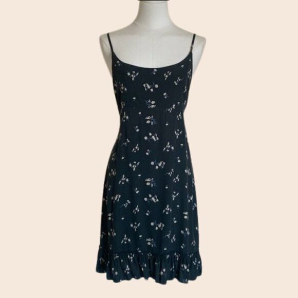 Brandy Melville Dresses & Skirts - Brandy Melville Dark Forest Green Flowy Floral Sun Dress